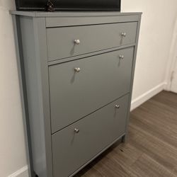 Modern Vertical Shoe Cabinet – Minimalist Style, Great Condition (Mirror Included) 