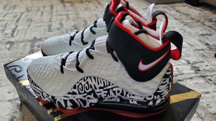 Lebron 17 graffiti mens size 6 DS