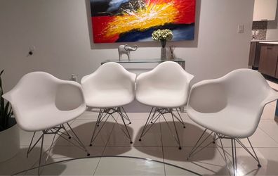 Set of 4 modern Eames-style Chairs