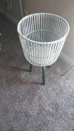 Withe wicker plant Stand