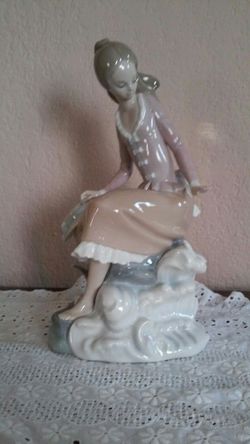 Lladro figurine#4918. At the sea-side