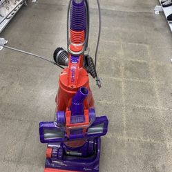 Dyson Powerful Vacuum W/ Acsassaries Like New 
