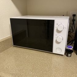 Small White Microwave - ASAP Pick Up By Thursday Night (moving Friday 9/12)