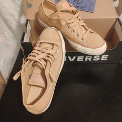 Converse Size 7 Womans