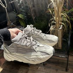 Yeezy 700v2