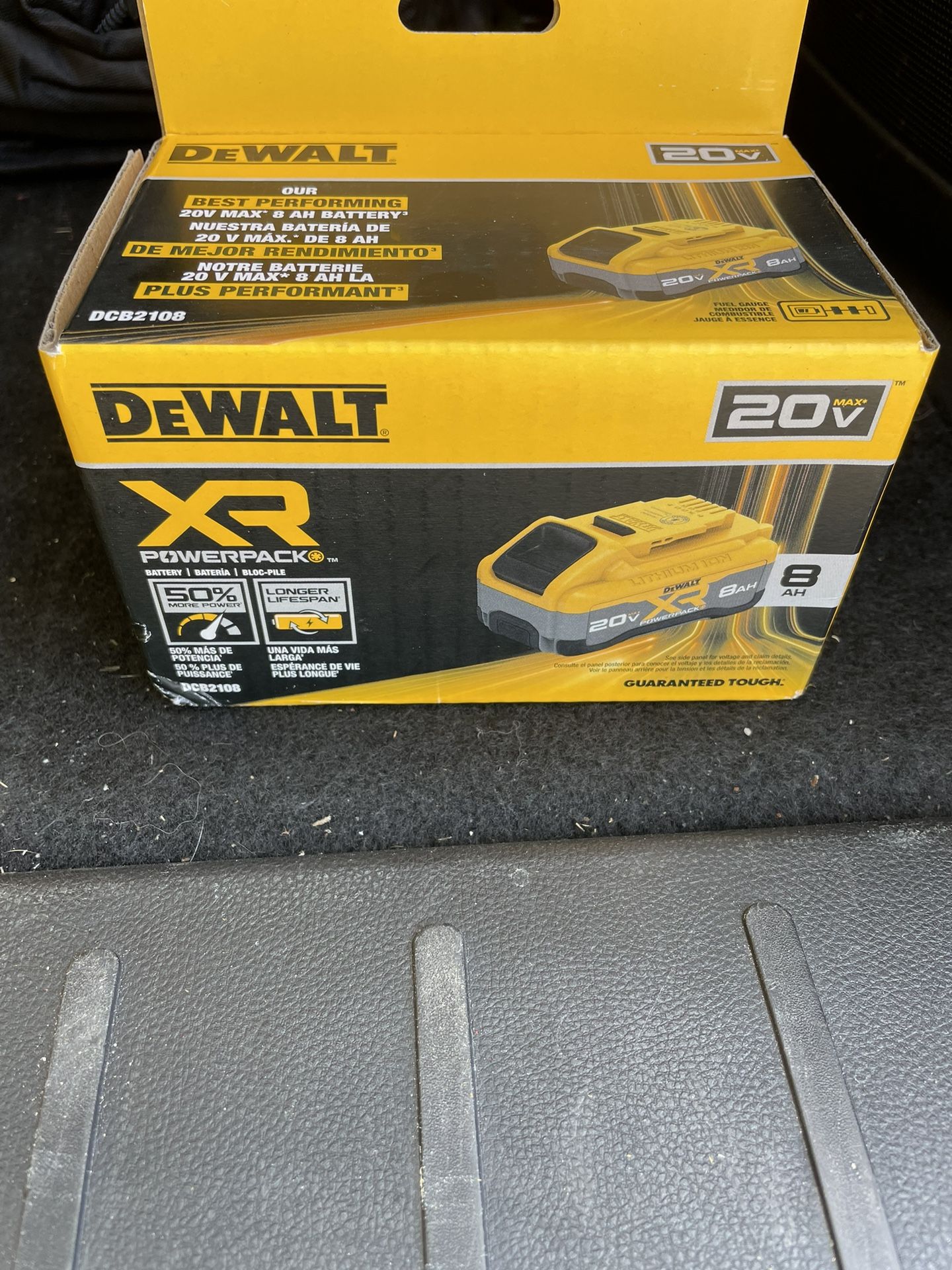 NEW IN BOX. Dewalt 20V 8ah POWERPACK Battery
