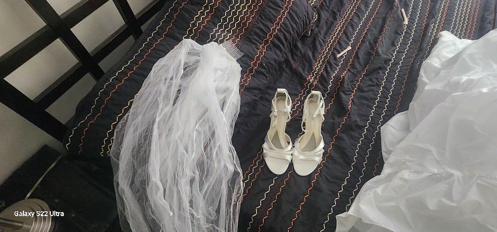 Wedding Dress With Veil And Heels