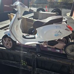 Disney Princess Vespa Electric Toy Scooter (NEW BATTERY!!!)