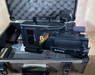 Sony video8 camcorder, shoulder mount, case & accessories