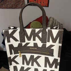 New Michael Kors Purse