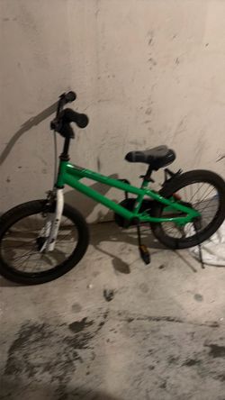 Miscellaneous dog cage, queen, bed frame a Yamaha keyboard, a dog cage all has to go a green bike