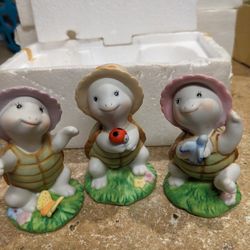 Vintage Homco Set of 3 Porcelain Turtles in Hats Made In Taiwan Figurines