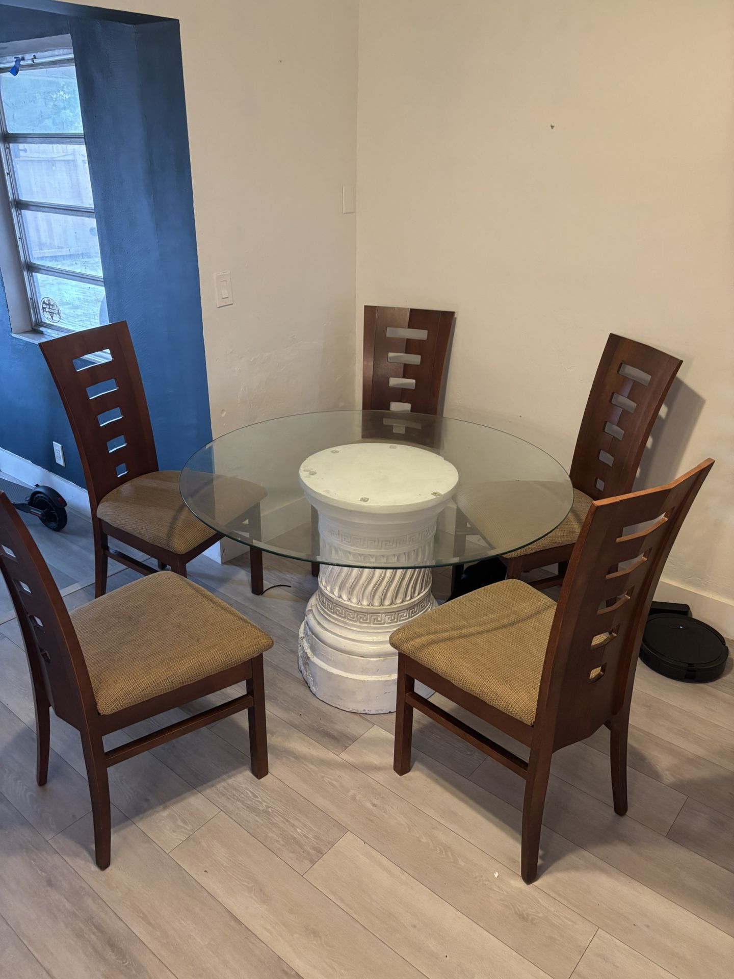 Kitchen/Dining Table With 5 Chairs