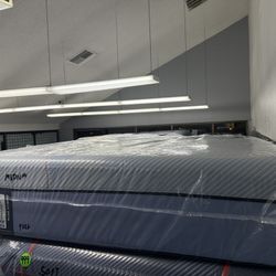 FULL SIZE SEALY POSTUREPEDIC PLUS HYBRID (MEDIUM) MATTRESS & BOX SPRING BED SET