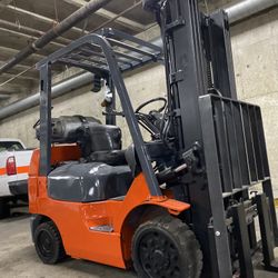 TOYOYA M7 forklift for sale excellent condition 
