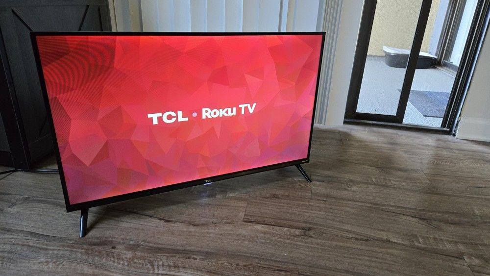 32 Inch TLC Roku TV Like New