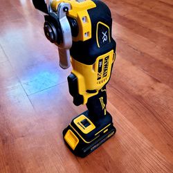 ~DEWALT BRUSHLESS OSCILLATING MULTI-TOOL WITH 20V BATTERY SIMI-NEW IN EXCELLENT WORKING CONDITION~