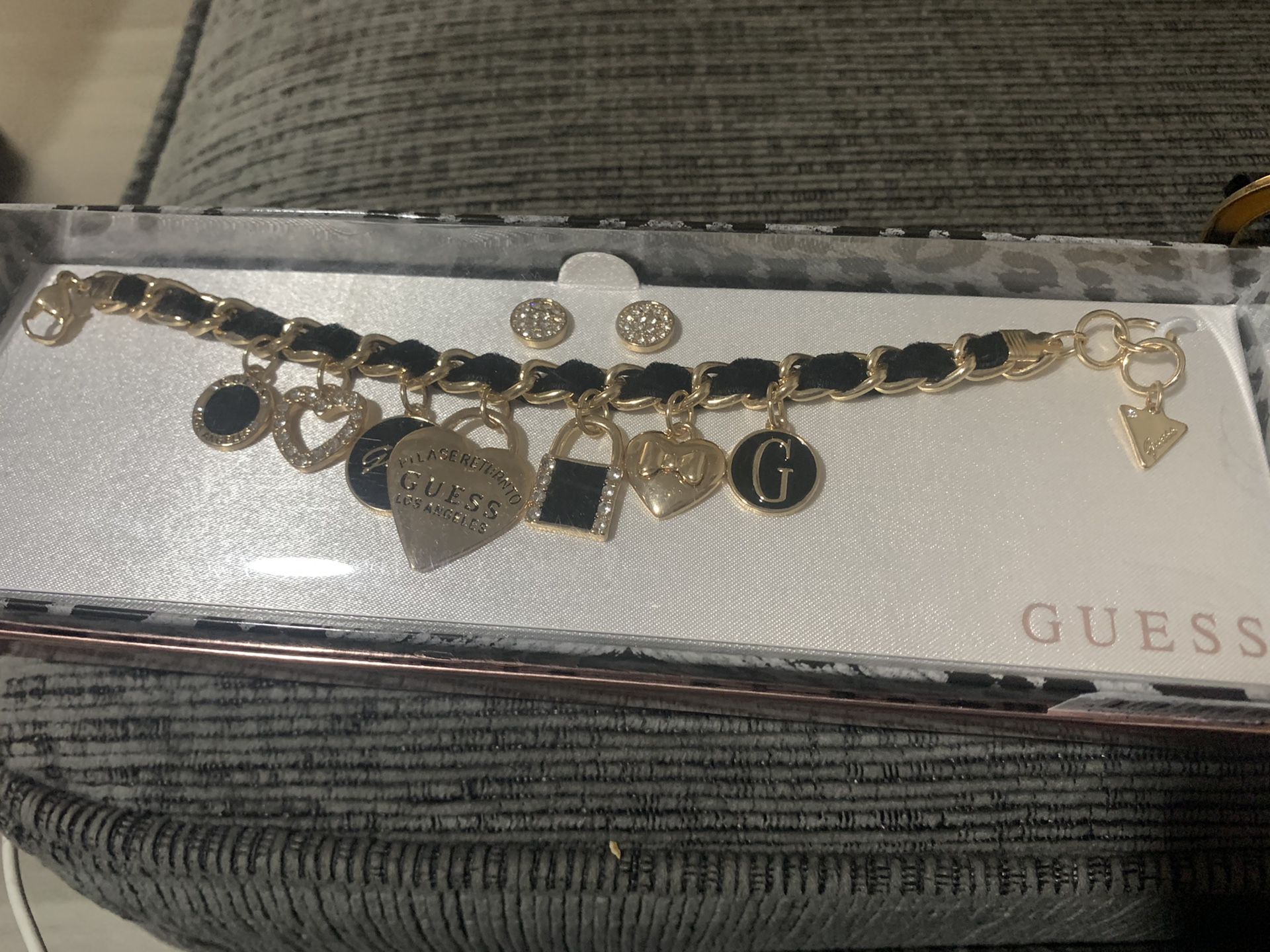 New Guess bracelet set with earrings