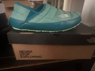 Women’s North Face Thermoball traction slippers
