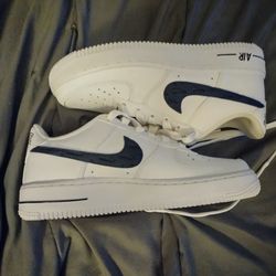 Size 4 kids white and dark blue air force 1💙