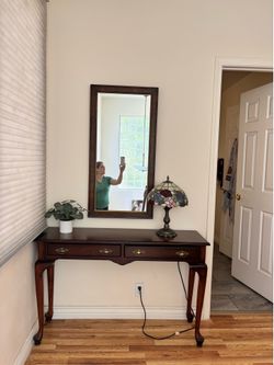 Entrance/accent table