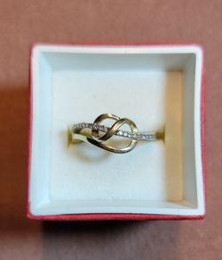 Ladies 10K Solid Yellow Gold Ring with Geniune Diamond's