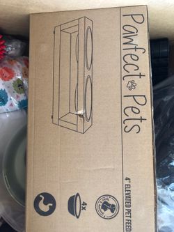 Elevated pet feeder