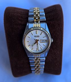 Vintage Seiko 7N83-0049 Two-Tone Day-Date Ladies Quartz Watch - 1993