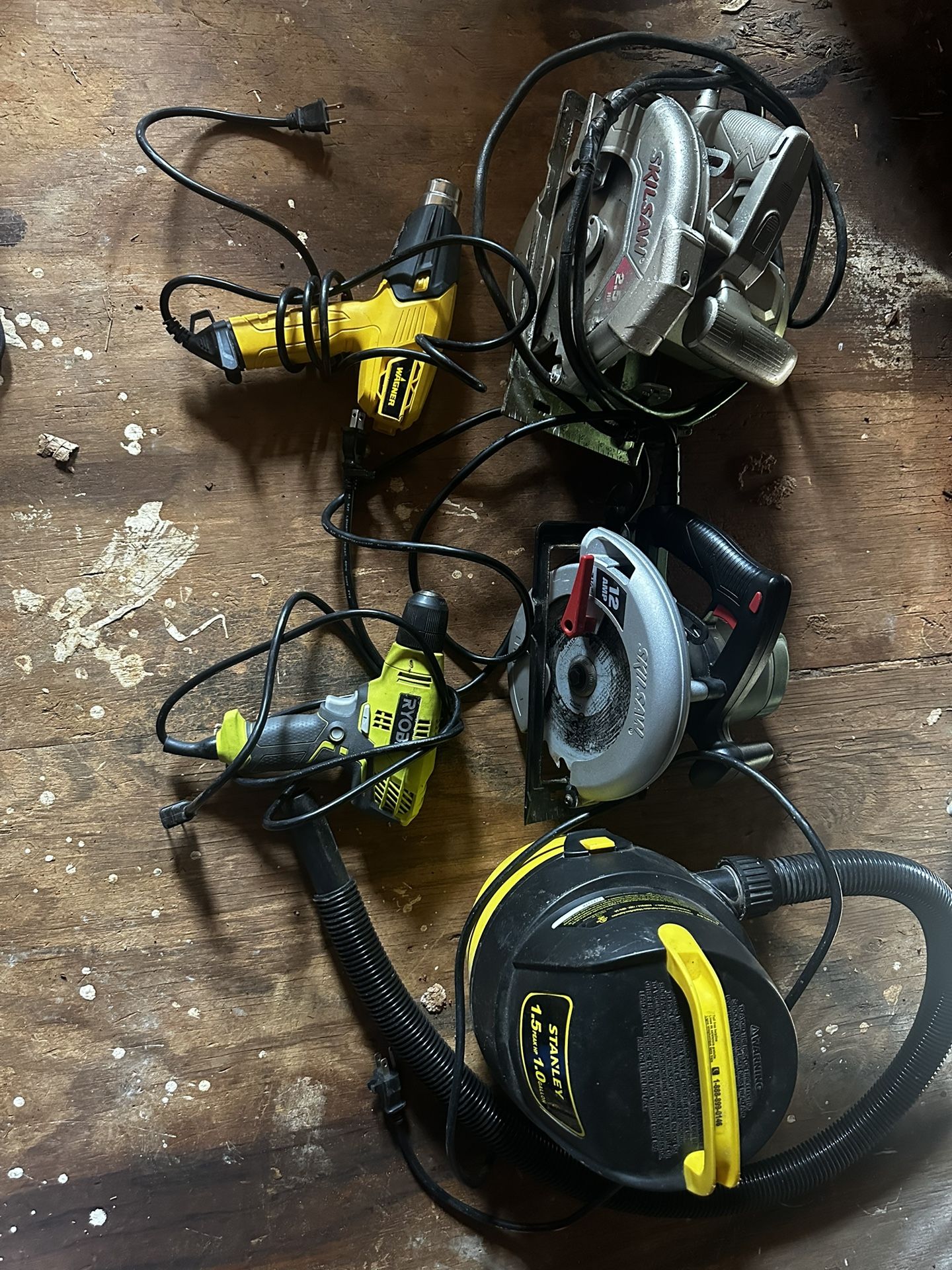 Two Skill Saw One Heat Gum One Vacum One Electric Drill