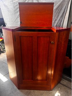 Corner dresser