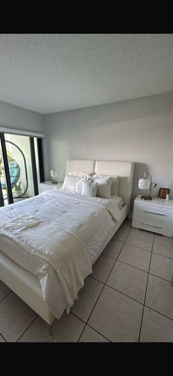 Cama blanca tapizada en cuero, modelo Christie,