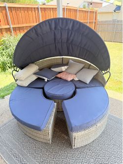 Exterior daybed with canopy