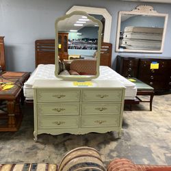 Dresser With Mirror 