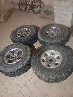 37x12.50R17 M/T Tires on Wheels – Set of 4