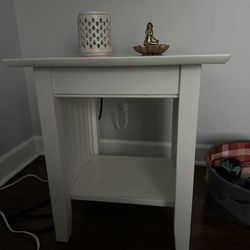 White End Table w Charging Station 