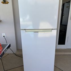  MAGIC CHEF 10.1 Cu Ft Refrigerator/Freezer