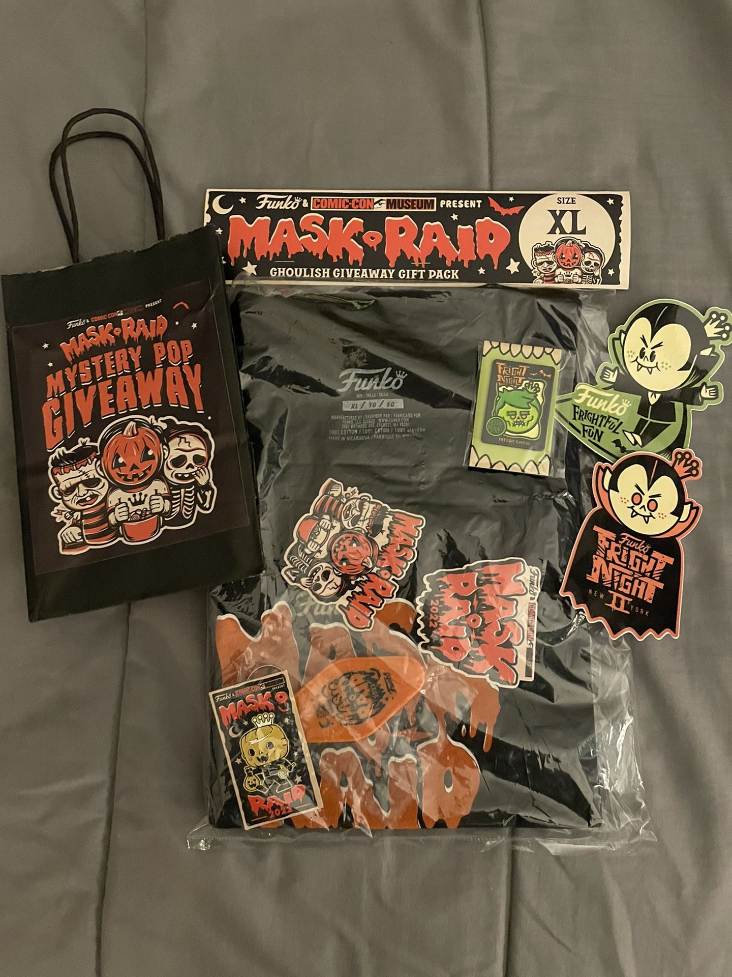 2 Funko Mask o Raid Bundles + 2 Posters + Machoman Pop