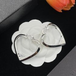 A classic women's earrings