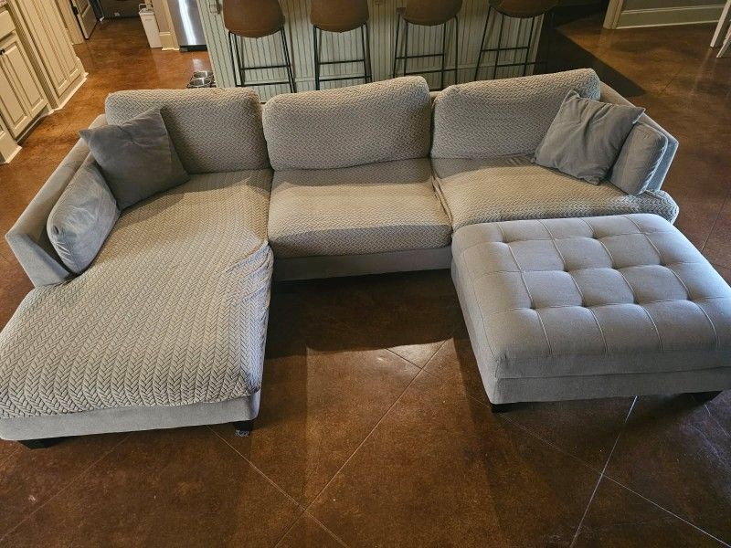 Couch For Sale (CASH ONLY) No Zelle or Scams