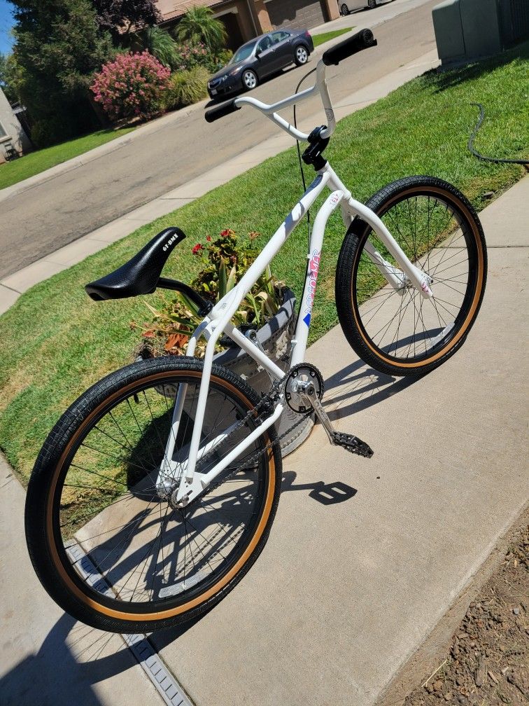 GT Performer 26" White. (2017) Excellent Condition
