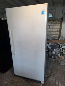 😘Excellent running white gigantic Freezer.😍 It's 6 foot tall, runs like brand new.🥰 It's been cleaned inside and outside.🎉 We'll deliver for fee.