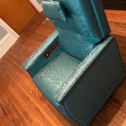 Classic Massage Chair. GREATE SHAPEEE!!!!! Very Comfortable Vibration.  Worth $700+ for Sale in Aurora, IL