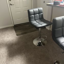 Dining Table And Bar Stools 