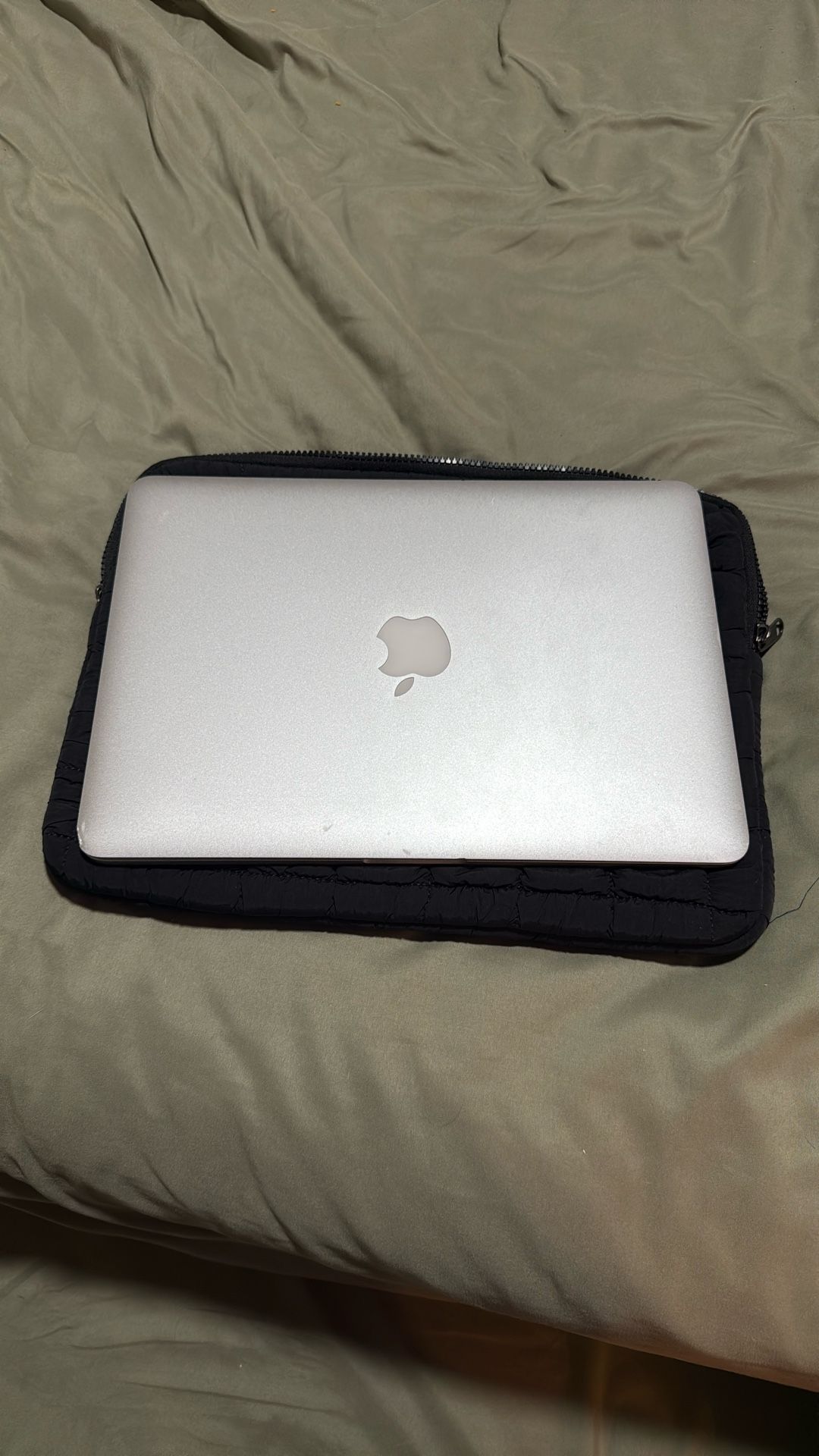 Mac Book Pro $750