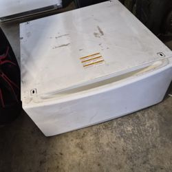 Washer/dryer Pedestal. 