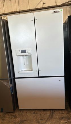 Café French Door Refrigerator with IceMaker