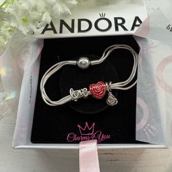 PANDORA bracelets with three charms included (Original.)