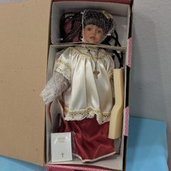 Paradise Galleries The World Finest Porcelain Dolls GRACE 14.5" Musical Wind- Up Doll NIB Vintage