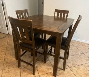 Kitchen Table + 4 Chairs