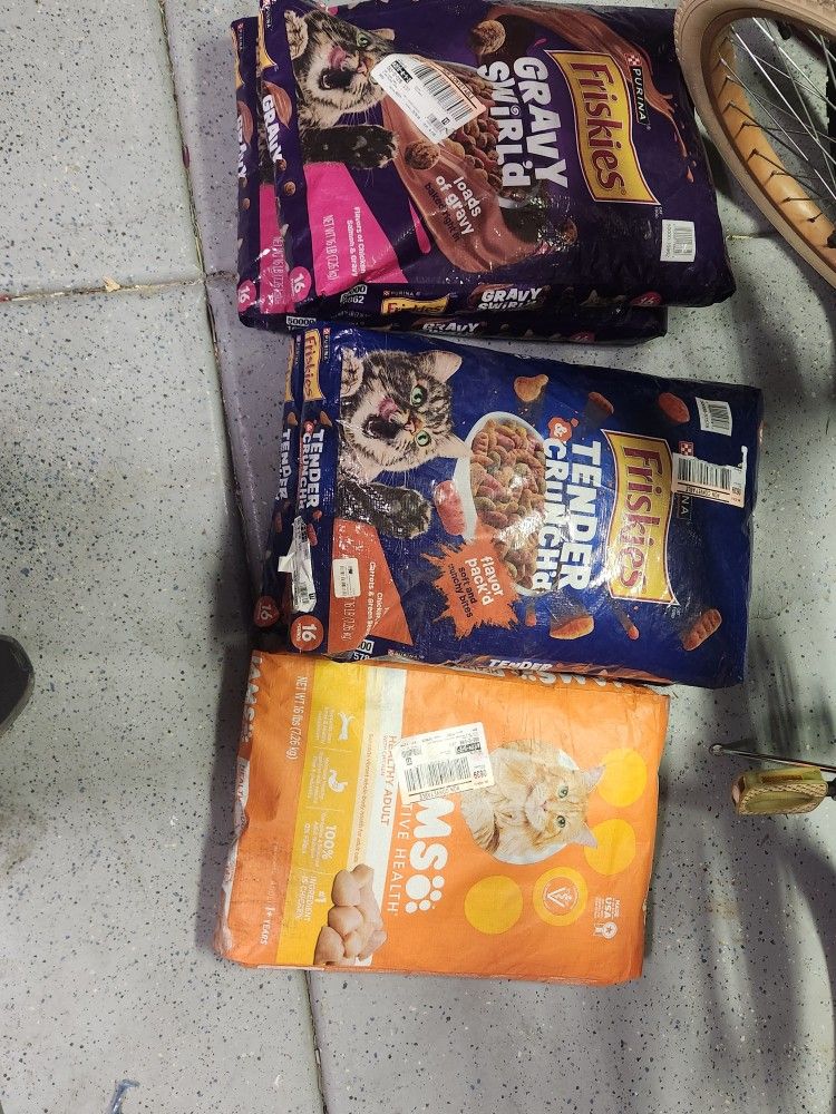 Dog, Puppy And Cat Food $15 Per Bag EXP 2026